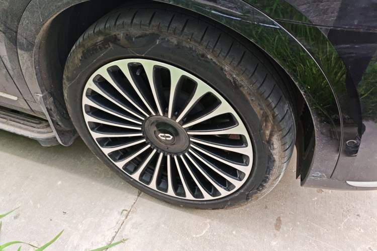Used Hima AITO M9 2025 Extended-Range Max Version 52 kWh 6-Seater Edition Right Front Wheel Hub