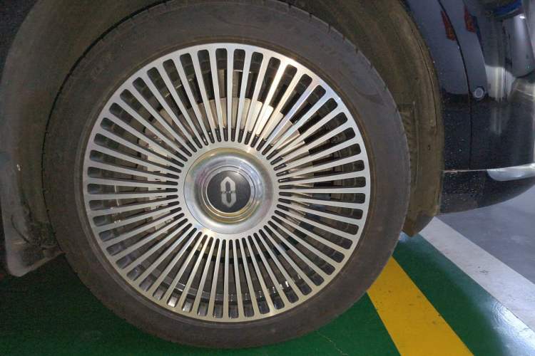 Used Hima AITO M9 2025 Extended-Range Ultra Version 52 kWh 5-Seater Edition Right Front Wheel Hub