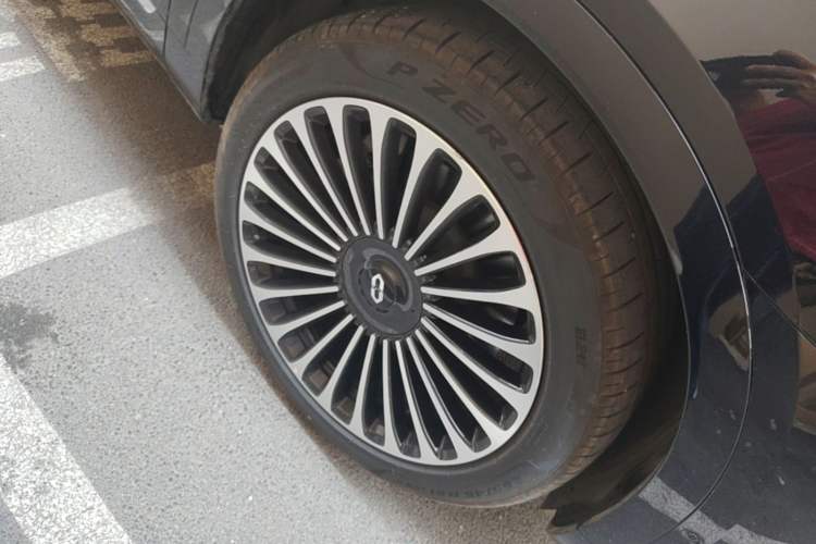 Used Hima AITO M9 2025 Pure Electric Ultra Version 100 kWh 6-Seater Model Right Front Wheel Hub