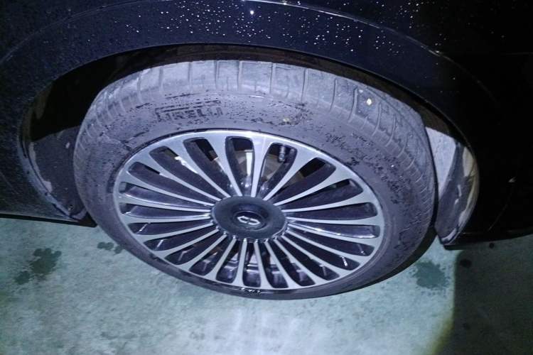Used Hima AITO M9 2025 Extended-Range Ultra Version 52 kWh 6-Seater Right Front Wheel Hub