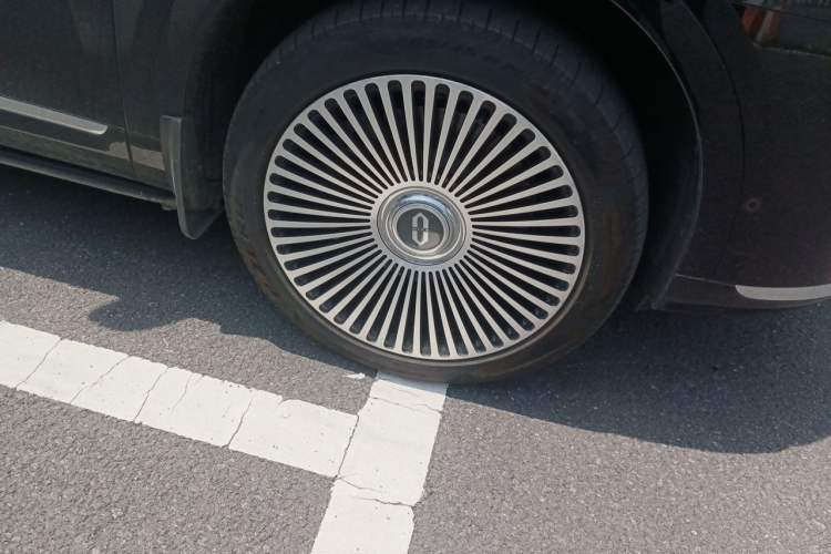 Used Hima AITO M9 2025 Extended-Range Ultra Version 52 kWh 5-Seater Edition Right Front Wheel Hub