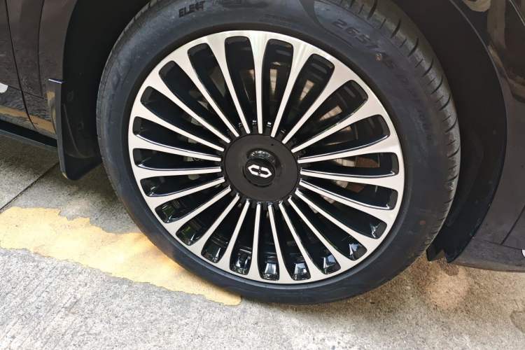 Used Hima AITO M9 2025 Extended-Range Ultra Version 52 kWh 6-Seater Right Front Wheel Hub