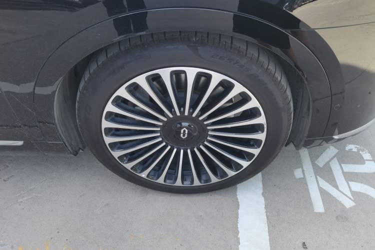 Used Hima AITO M9 2025 Extended-Range Ultra Version 52 kWh 5-Seater Edition Right Front Wheel Hub