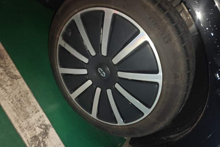 Used Hima AITO M9 2025 Extended-Range Ultra Version 52 kWh 5-Seater Edition Right Front Wheel Hub