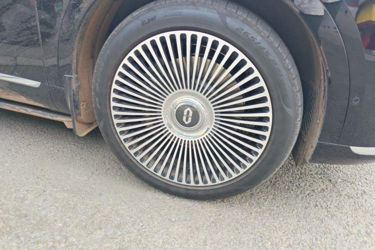 Used Hima AITO M9 2025 Extended-Range Max Version 52 kWh 6-Seater Edition Right Front Wheel Hub