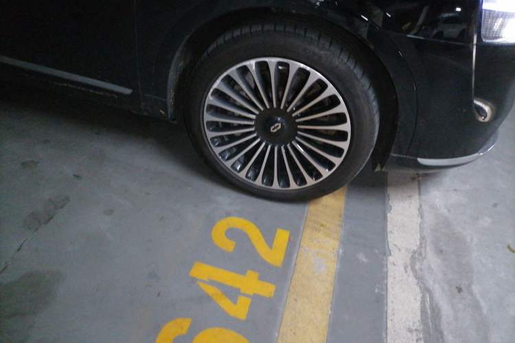 Used Hima AITO M9 2025 Pure Electric Ultra Version 100 kWh 6-Seater Model Right Front Wheel Hub