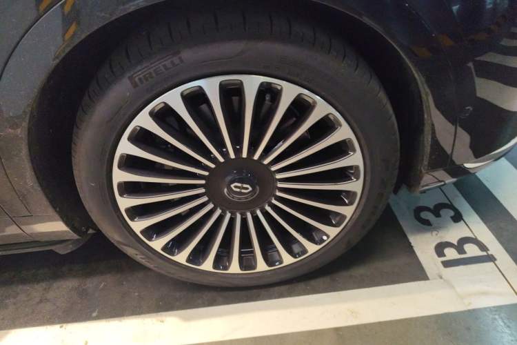 Used Hima AITO M9 2025 Extended-Range Ultra Version 52 kWh 6-Seater Right Front Wheel Hub