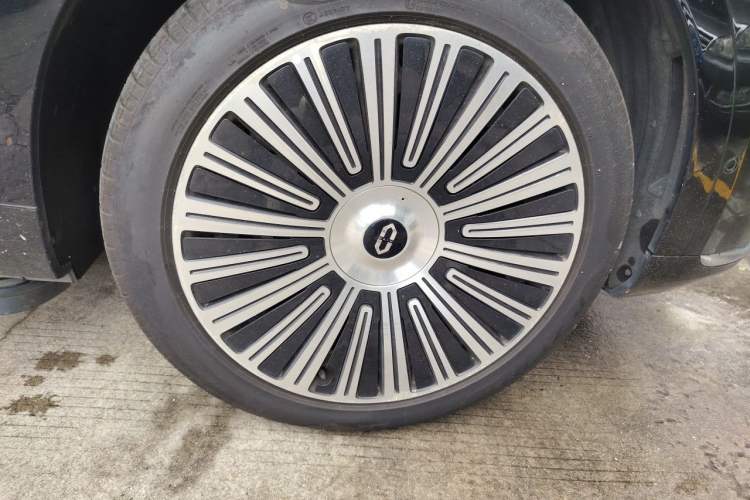 Used Hima AITO M9 2025 Extended-Range Ultra Version 52 kWh 6-Seater Right Front Wheel Hub
