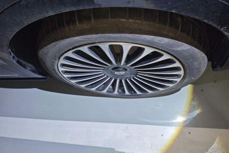 Used Hima AITO M9 2025 Extended-Range Ultra Version 52 kWh 6-Seater Right Front Wheel Hub