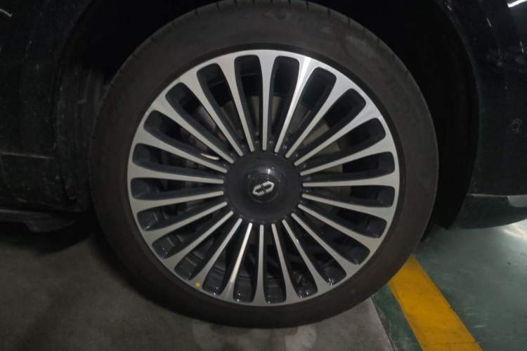 Used Hima AITO M9 2025 Extended-Range Ultra Version 52 kWh 6-Seater Right Front Wheel Hub