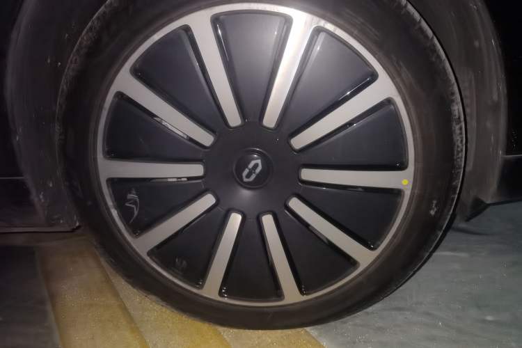 Used Hima AITO M9 2025 Extended-Range Ultra Version 52 kWh 6-Seater Right Front Wheel Hub