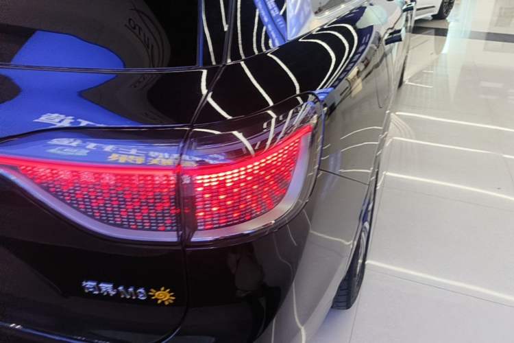 Used Hima AITO M9 2025 Extended-Range Ultra Version 52 kWh 6-Seater Right Rear Taillight