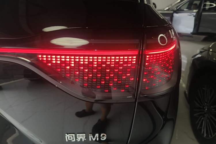 Used Hima AITO M9 2025 Extended-Range Ultra Version 52 kWh 6-Seater Right Rear Taillight