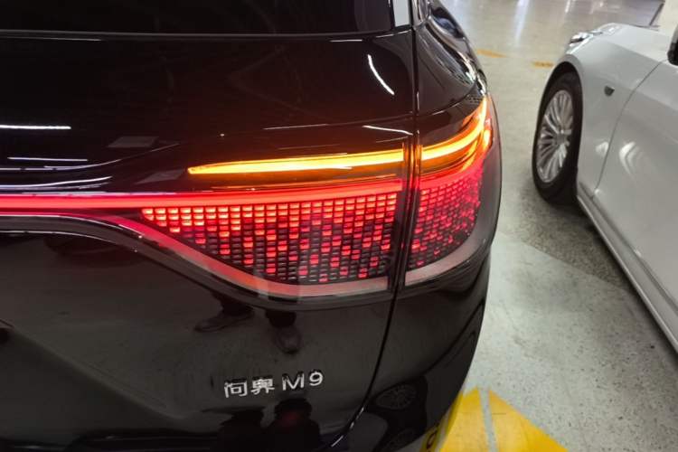 Used Hima AITO M9 2025 Extended-Range Ultra Version 52 kWh 6-Seater Right Rear Taillight
