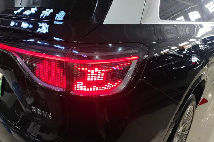 Used Hima AITO M9 2025 Extended-Range Ultra Version 52 kWh 5-Seater Edition Right Rear Taillight