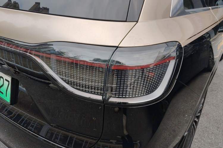 Used Hima AITO M9 2025 All-Electric Ultra Version 100 kWh 5-Seater Model Right Rear Taillight