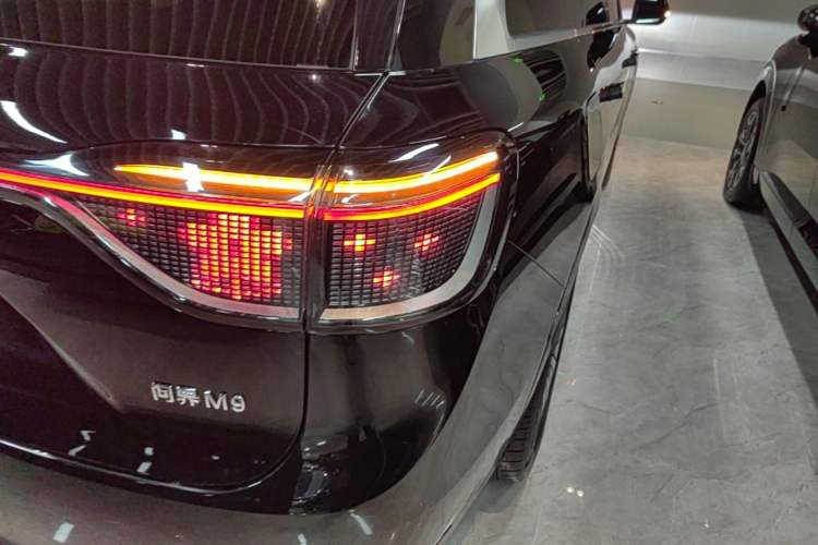 Used Hima AITO M9 2025 Extended-Range Ultra Version 52 kWh 6-Seater Right Rear Taillight