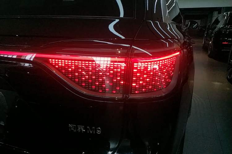 Used Hima AITO M9 2025 Extended-Range Ultra Version 52 kWh 5-Seater Edition Right Rear Taillight
