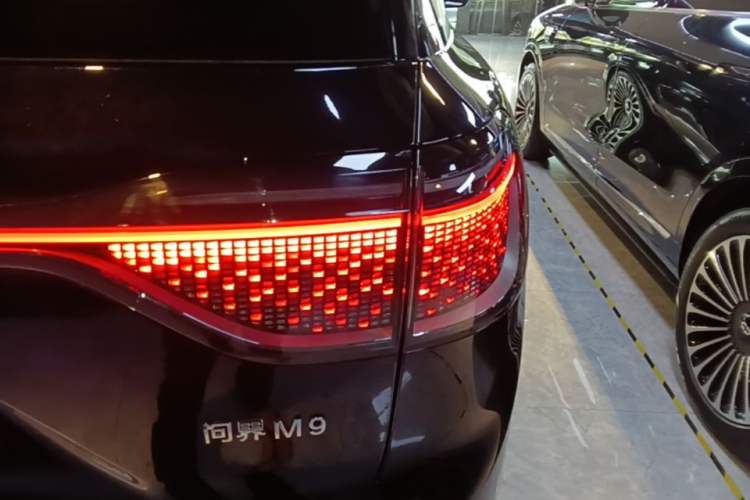 Used Hima AITO M9 2025 Extended-Range Ultra Version 52 kWh 6-Seater Right Rear Taillight