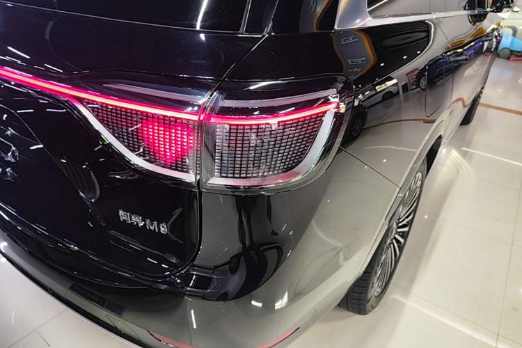 Used Hima AITO M9 2025 Extended-Range Ultra Version 52 kWh 6-Seater Right Rear Taillight