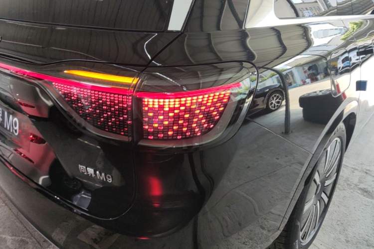 Used Hima AITO M9 2025 Model Range-Extended Max Edition 52kWh 5-seater (896-line LiDAR) Right Rear Taillight