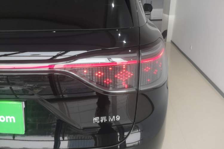 Used Hima AITO M9 2025 Extended-Range Ultra Version 52 kWh 5-Seater Edition Right Rear Taillight