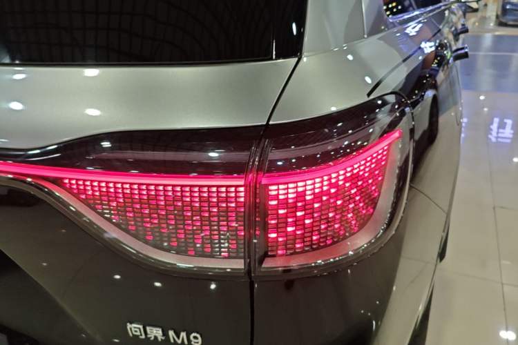 Used Hima AITO M9 2025 Extended-Range Ultra Version 52 kWh 6-Seater Right Rear Taillight