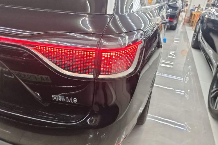 Used Hima AITO M9 2025 Extended-Range Ultra Version 52 kWh 6-Seater Right Rear Taillight