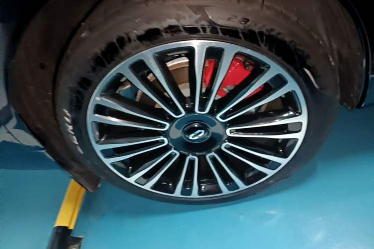 Used Hima AITO M9 2025 Extended-Range Ultra Version 52 kWh 6-Seater Right Rear Wheel Hub