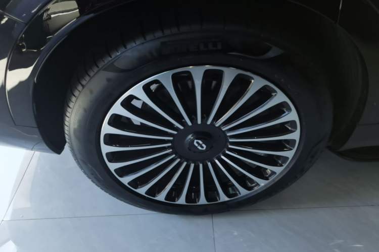 Used Hima AITO M9 2025 Extended-Range Ultra Version 52 kWh 6-Seater Right Rear Wheel Hub