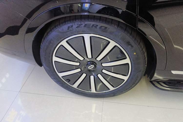 Used Hima AITO M9 2025 Extended-Range Ultra Version 52 kWh 6-Seater Right Rear Wheel Hub