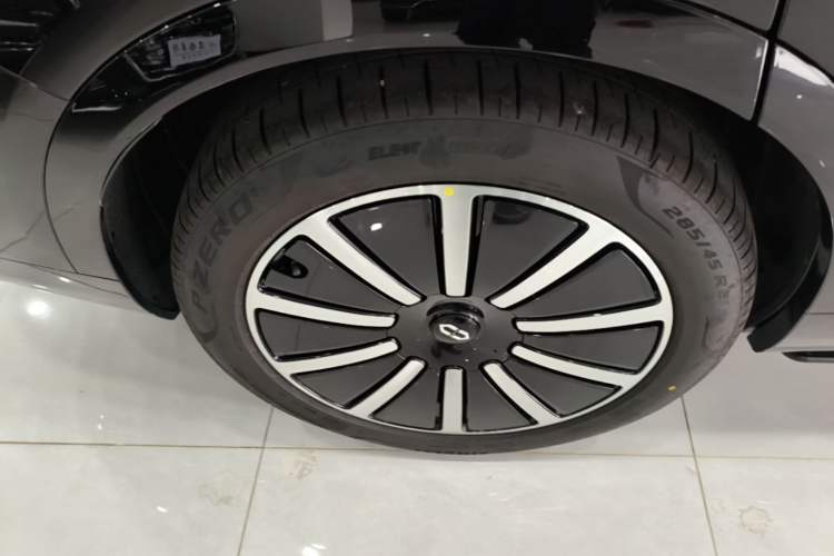 Used Hima AITO M9 2025 Extended-Range Ultra Version 52 kWh 6-Seater Right Rear Wheel Hub