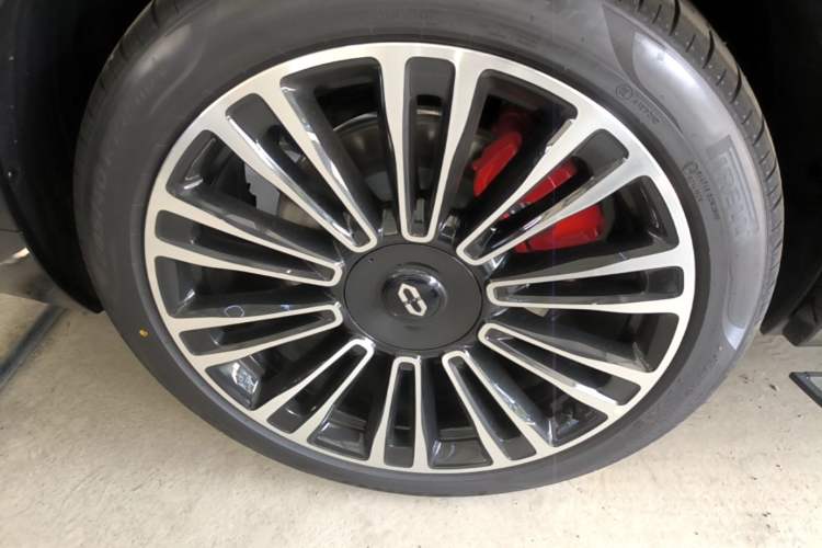 Used Hima AITO M9 2025 Model Range-Extended Max Edition 52kWh 6-seater (896-line LiDAR) Right Rear Wheel Hub