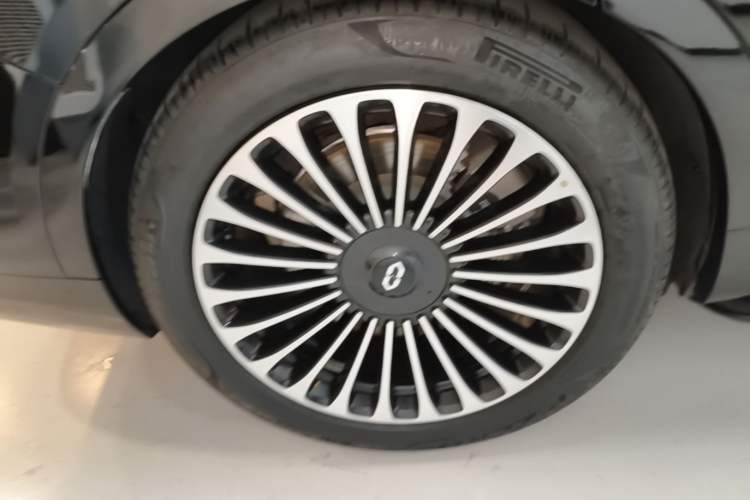 Used Hima AITO M9 2025 Extended-Range Ultra Version 52 kWh 6-Seater Right Rear Wheel Hub