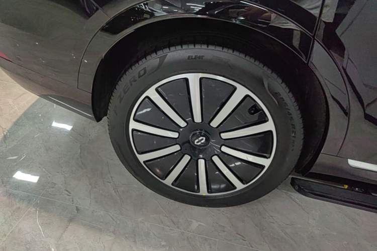 Used Hima AITO M9 2025 Extended-Range Ultra Version 52 kWh 5-Seater Edition Right Rear Wheel Hub