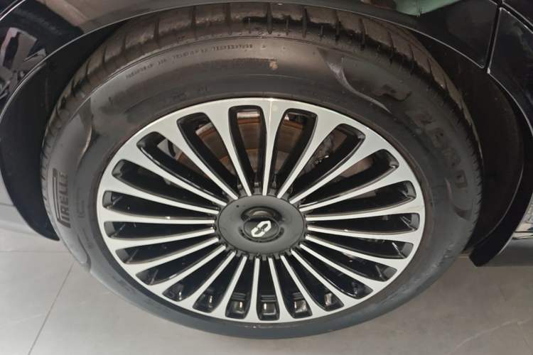 Used Hima AITO M9 2025 Extended-Range Ultra Version 52 kWh 6-Seater Right Rear Wheel Hub