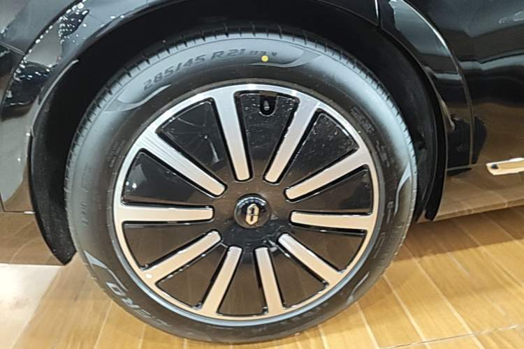 Used Hima AITO M9 2025 Extended-Range Ultra Version 52 kWh 6-Seater Right Rear Wheel Hub