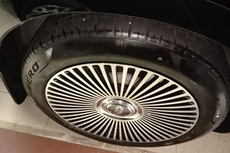 Used Hima AITO M9 2025 Extended-Range Ultra Version 52 kWh 6-Seater Right Rear Wheel Hub