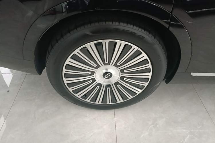 Used Hima AITO M9 2025 Extended-Range Ultra Version 52 kWh 5-Seater Edition Right Rear Wheel Hub