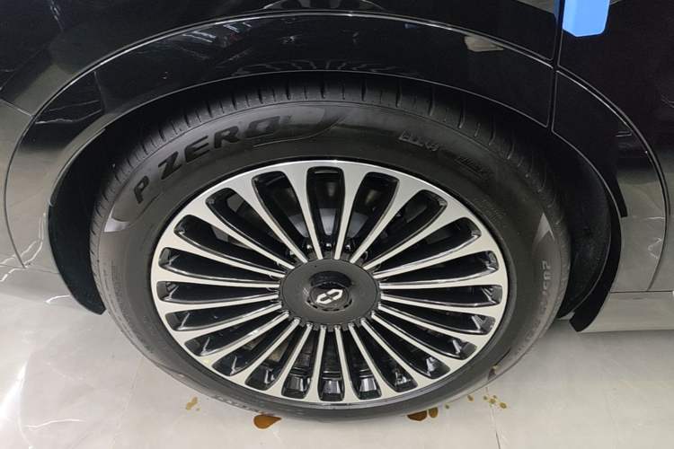Used Hima AITO M9 2025 Extended-Range Ultra Version 52 kWh 6-Seater Right Rear Wheel Hub
