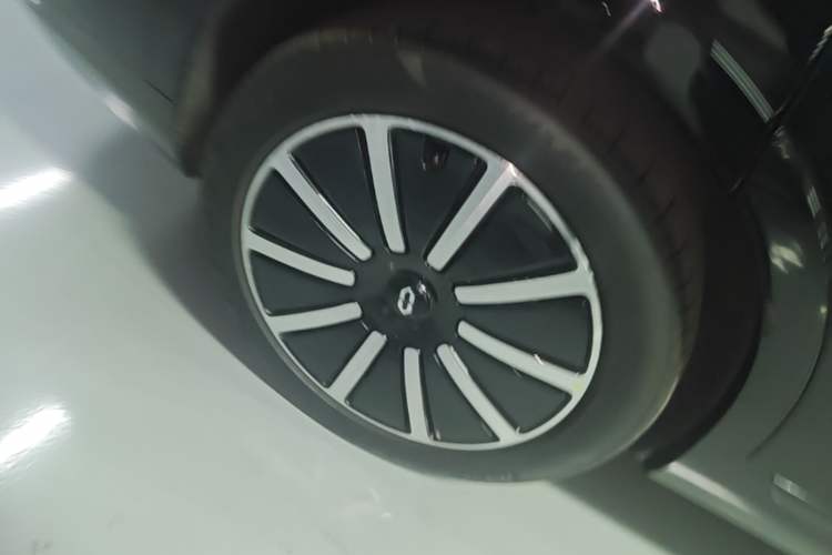 Used Hima AITO M9 2025 Extended-Range Ultra Version 52 kWh 6-Seater Right Rear Wheel Hub