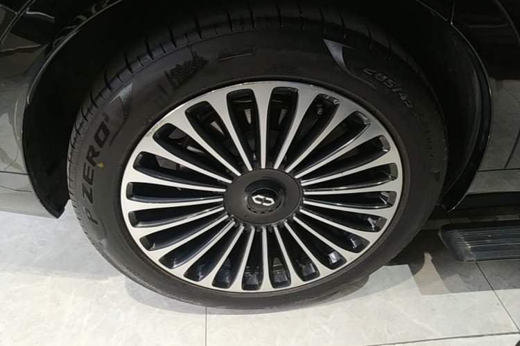 Used Hima AITO M9 2025 Extended-Range Ultra Version 52 kWh 6-Seater Right Rear Wheel Hub