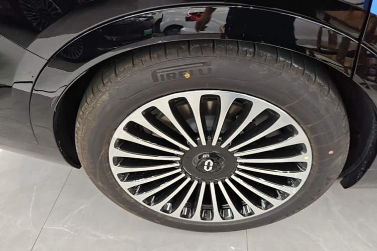 Used Hima AITO M9 2025 Extended-Range Ultra Version 52 kWh 5-Seater Edition Right Rear Wheel Hub