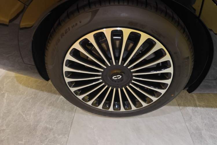 Used Hima AITO M9 2025 Extended-Range Ultra Version 52 kWh 6-Seater Right Rear Wheel Hub