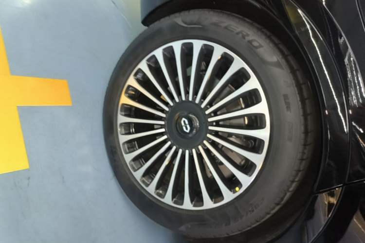 Used Hima AITO M9 2025 Extended-Range Ultra Version 52 kWh 6-Seater Right Rear Wheel Hub