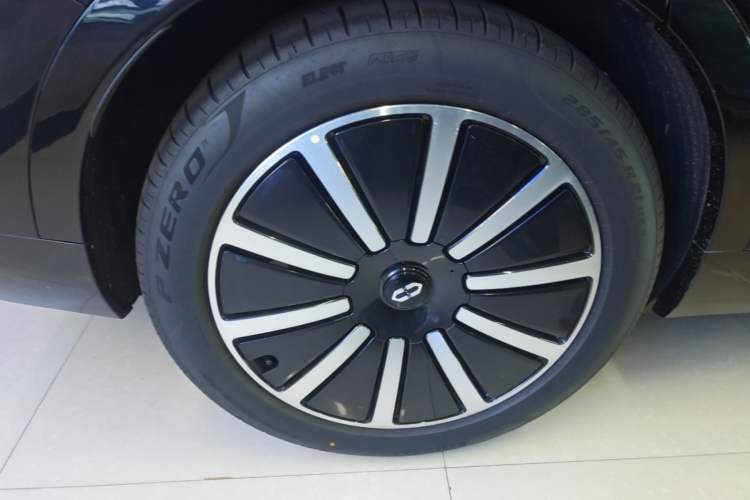 Used Hima AITO M9 2025 Extended-Range Ultra Version 52 kWh 6-Seater Right Rear Wheel Hub