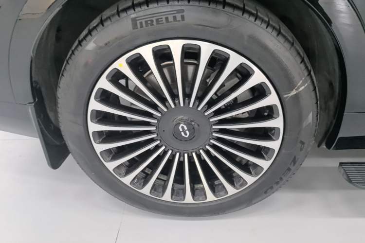 Used Hima AITO M9 2025 Extended-Range Ultra Version 52 kWh 6-Seater Right Rear Wheel Hub