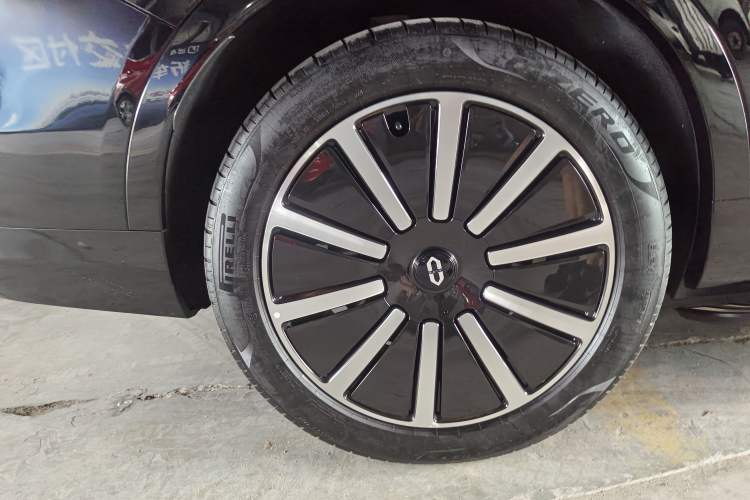 Used Hima AITO M9 2025 Extended-Range Ultra Version 52 kWh 6-Seater Right Rear Wheel Hub