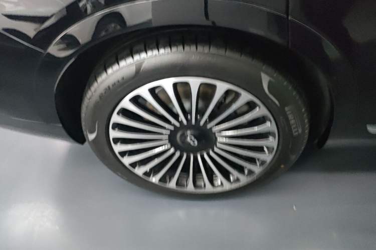 Used Hima AITO M9 2025 Extended-Range Ultra Version 52 kWh 6-Seater Right Rear Wheel Hub
