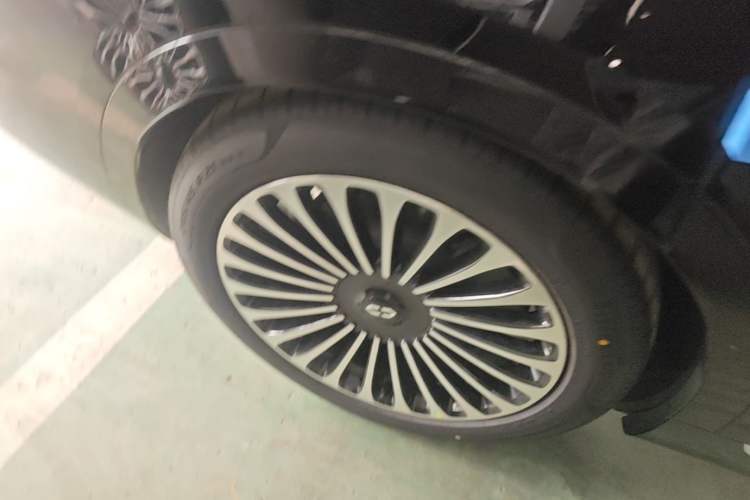 Used Hima AITO M9 2025 Extended-Range Ultra Version 52 kWh 5-Seater Edition Right Rear Wheel Hub